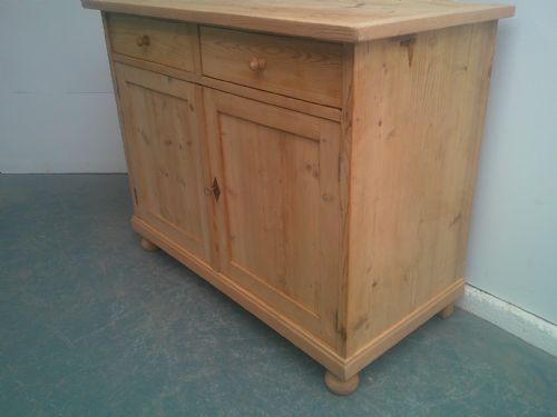 A QUALITY VICTORIAN ANTIQUE PINE 2 DOOR 2 DRAWER DRESSER BASE TO WAX PAINT - ADDITIONAL PHOTO 2