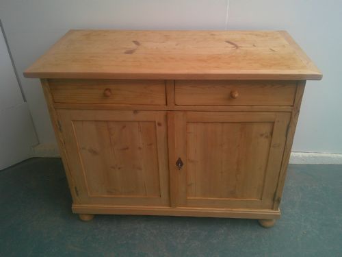 A QUALITY VICTORIAN ANTIQUE PINE 2 DOOR 2 DRAWER DRESSER BASE TO WAX PAINT - ADDITIONAL PHOTO 3