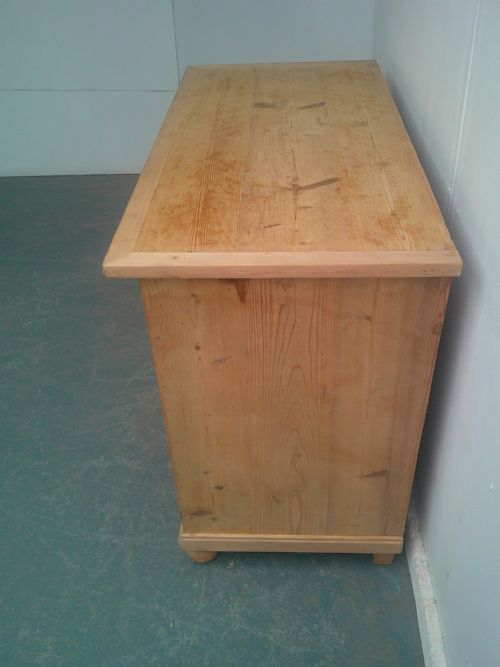 A QUALITY VICTORIAN ANTIQUE PINE 2 DOOR 2 DRAWER DRESSER BASE TO WAX PAINT - ADDITIONAL PHOTO 4