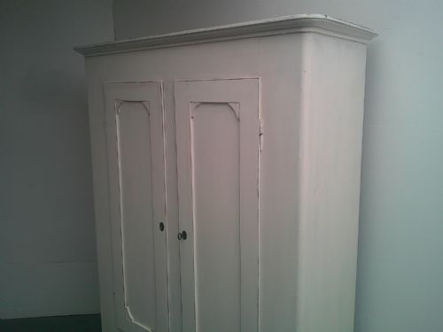 A LOVELY PAINTED WHITE ANTIQUE OLD PINE GEORGIAN 1 PIECE HALL WARDROBE - ADDITIONAL PHOTO 1