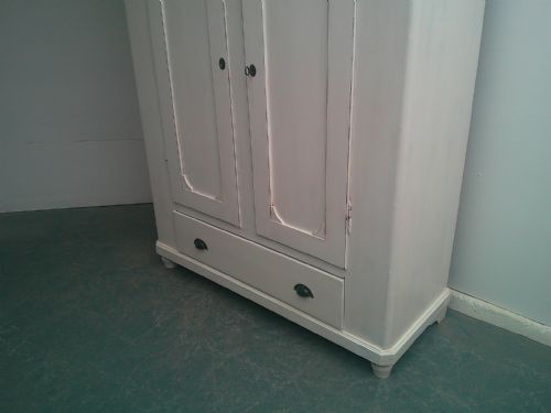 A LOVELY PAINTED WHITE ANTIQUE OLD PINE GEORGIAN 1 PIECE HALL WARDROBE - ADDITIONAL PHOTO 2