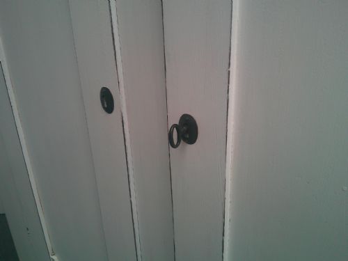 A LOVELY PAINTED WHITE ANTIQUE OLD PINE GEORGIAN 1 PIECE HALL WARDROBE - ADDITIONAL PHOTO 9