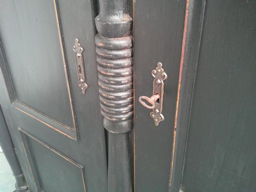 A BEAUTIFULLY PAINTED BLACK ANTIQUE OLD PINE GEORGIAN 1 PIECE HALL WARDROBE - ADDITIONAL PHOTO 4