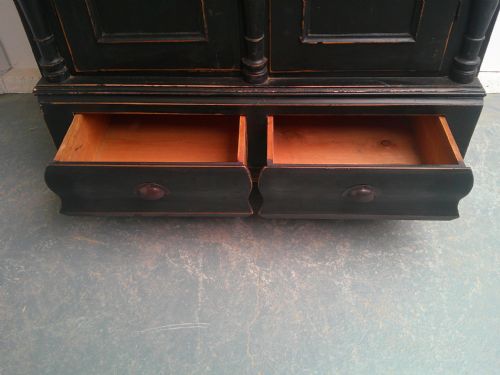 A BEAUTIFULLY PAINTED BLACK ANTIQUE OLD PINE GEORGIAN 1 PIECE HALL WARDROBE - ADDITIONAL PHOTO 9