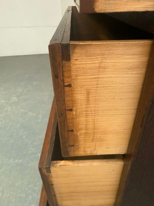 A SUPERB 5 DRAWER GEORGIAN OAK NARROW SPLAYED FOOT CHEST OF DRAWERS - ADDITIONAL PHOTO 6