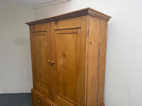 A SUPERB ANTIQUEOLD PINE VICTORIAN WAXED 2 PIECE LINEN PRESS - ADDITIONAL PHOTO 1