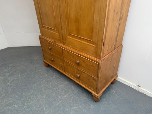 A SUPERB ANTIQUEOLD PINE VICTORIAN WAXED 2 PIECE LINEN PRESS - ADDITIONAL PHOTO 2
