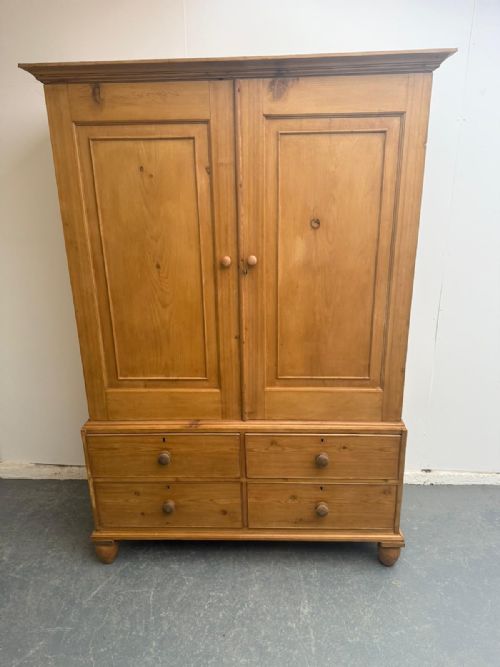 A SUPERB ANTIQUEOLD PINE VICTORIAN WAXED 2 PIECE LINEN PRESS - ADDITIONAL PHOTO 3