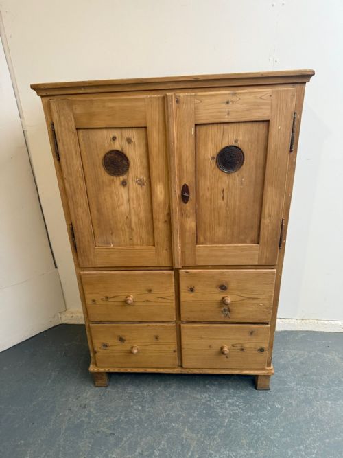 A CRACKING VICTORIAN ANTIQUE OLD PINE 2 DOOR 4 DRAWER CUPBOARD TO WAXPAINT - ADDITIONAL PHOTO 4