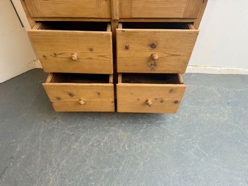 A CRACKING VICTORIAN ANTIQUE OLD PINE 2 DOOR 4 DRAWER CUPBOARD TO WAXPAINT - ADDITIONAL PHOTO 5