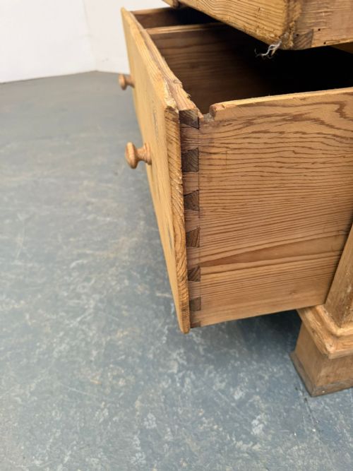 A CRACKING VICTORIAN ANTIQUE OLD PINE 2 DOOR 4 DRAWER CUPBOARD TO WAXPAINT - ADDITIONAL PHOTO 6