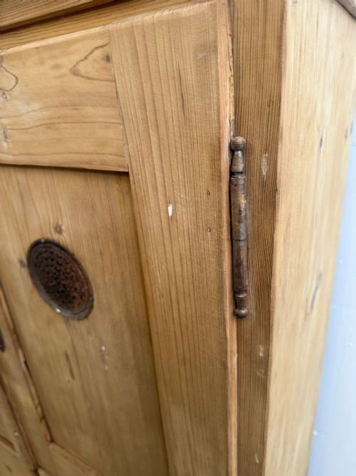 A CRACKING VICTORIAN ANTIQUE OLD PINE 2 DOOR 4 DRAWER CUPBOARD TO WAXPAINT - ADDITIONAL PHOTO 9