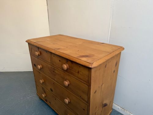 A SUPERB LOW ANTIQUE OLD PINE VICTORIAN WAXED 5 DRAWER CHEST OF DRAWERS - ADDITIONAL PHOTO 1