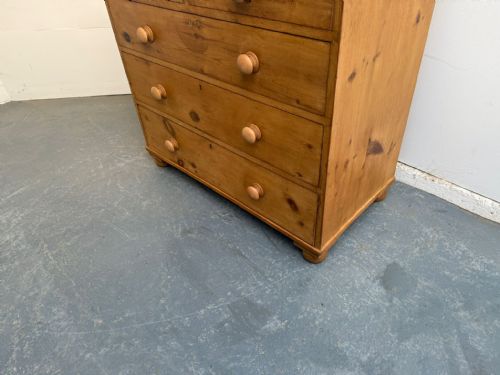 A SUPERB LOW ANTIQUE OLD PINE VICTORIAN WAXED 5 DRAWER CHEST OF DRAWERS - ADDITIONAL PHOTO 2