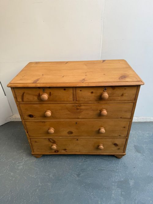 A SUPERB LOW ANTIQUE OLD PINE VICTORIAN WAXED 5 DRAWER CHEST OF DRAWERS - ADDITIONAL PHOTO 3