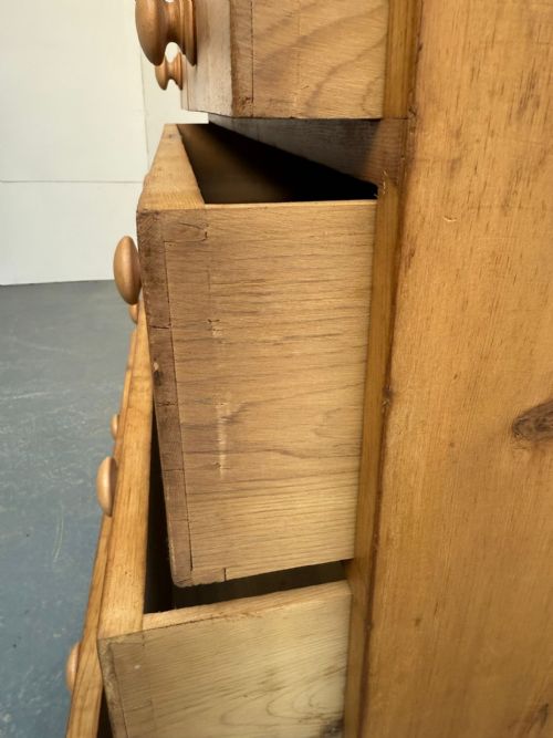 A SUPERB LOW ANTIQUE OLD PINE VICTORIAN WAXED 5 DRAWER CHEST OF DRAWERS - ADDITIONAL PHOTO 4