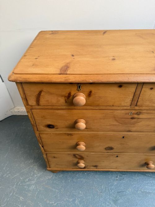 A SUPERB LOW ANTIQUE OLD PINE VICTORIAN WAXED 5 DRAWER CHEST OF DRAWERS - ADDITIONAL PHOTO 5