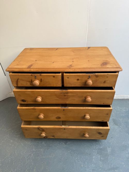 A SUPERB LOW ANTIQUE OLD PINE VICTORIAN WAXED 5 DRAWER CHEST OF DRAWERS - ADDITIONAL PHOTO 7