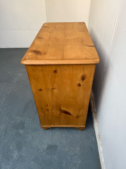 A SUPERB LOW ANTIQUE OLD PINE VICTORIAN WAXED 5 DRAWER CHEST OF DRAWERS - ADDITIONAL PHOTO 8
