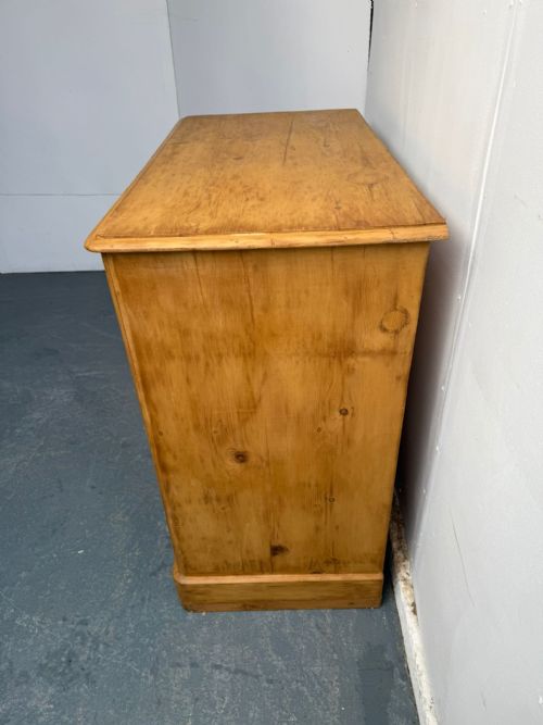 A SUPERB ANTIQUE OLD PINE ROUNDED VICTORIAN WAXED 5 DRAWER CHEST OF DRAWERS - ADDITIONAL PHOTO 4