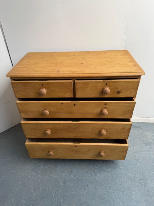 A SUPERB ANTIQUE OLD PINE ROUNDED VICTORIAN WAXED 5 DRAWER CHEST OF DRAWERS - ADDITIONAL PHOTO 7