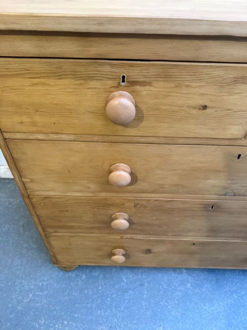 A FABULOUS ANTIQUE OLD PINE VICTORIAN LARGE WAXED 5 DRAWER CHEST OF DRAWERS - ADDITIONAL PHOTO 2