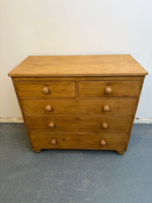 A FABULOUS ANTIQUE OLD PINE VICTORIAN LARGE WAXED 5 DRAWER CHEST OF DRAWERS - ADDITIONAL PHOTO 4