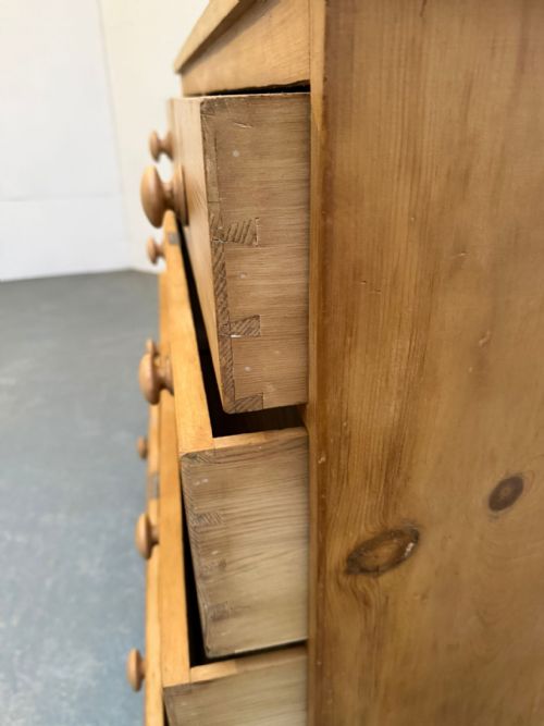 A FABULOUS ANTIQUE OLD PINE VICTORIAN LARGE WAXED 5 DRAWER CHEST OF DRAWERS - ADDITIONAL PHOTO 6