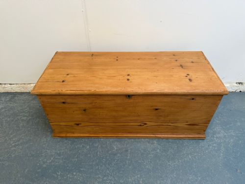 A LOW AND WIDE ANTIQUEOLD PINE VICTORIAN WAXED BOX COFFEE TABLE - ADDITIONAL PHOTO 1