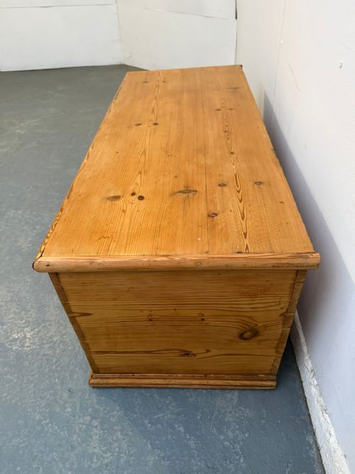 A LOW AND WIDE ANTIQUEOLD PINE VICTORIAN WAXED BOX COFFEE TABLE - ADDITIONAL PHOTO 2