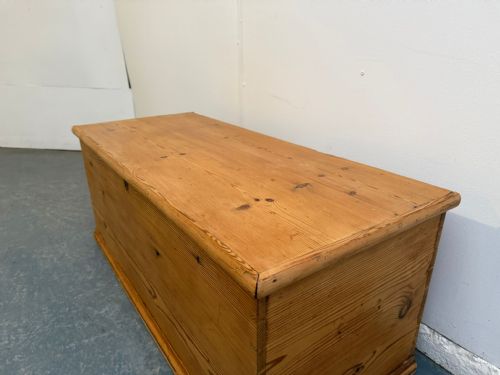 A LOW AND WIDE ANTIQUEOLD PINE VICTORIAN WAXED BOX COFFEE TABLE - ADDITIONAL PHOTO 3