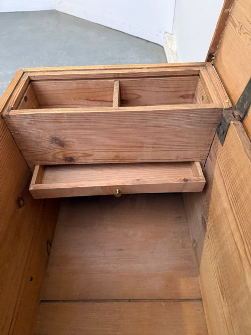 A LOW AND WIDE ANTIQUEOLD PINE VICTORIAN WAXED BOX COFFEE TABLE - ADDITIONAL PHOTO 6