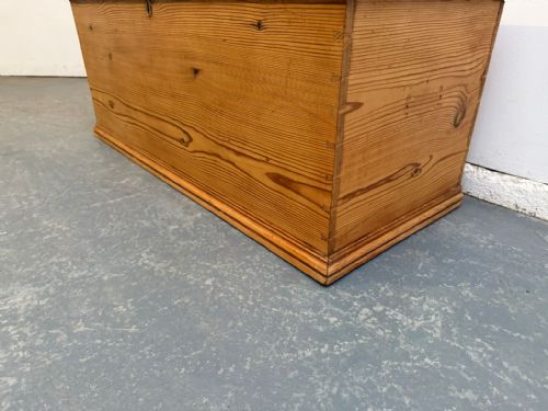 A LOW AND WIDE ANTIQUEOLD PINE VICTORIAN WAXED BOX COFFEE TABLE - ADDITIONAL PHOTO 7