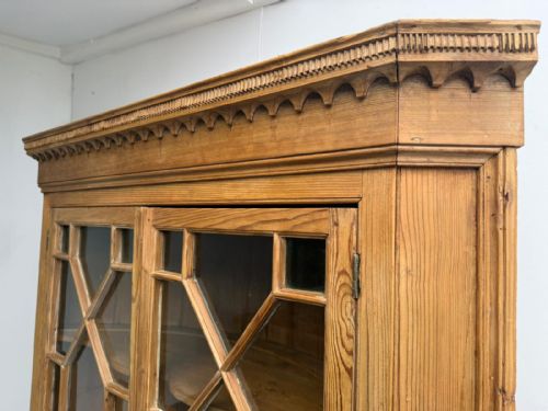 A RARE EARLY GEORGIAN ANTIQUE PINE ASTRAL GLAZED BARREL BACK 2 PIECE CABINET - ADDITIONAL PHOTO 4
