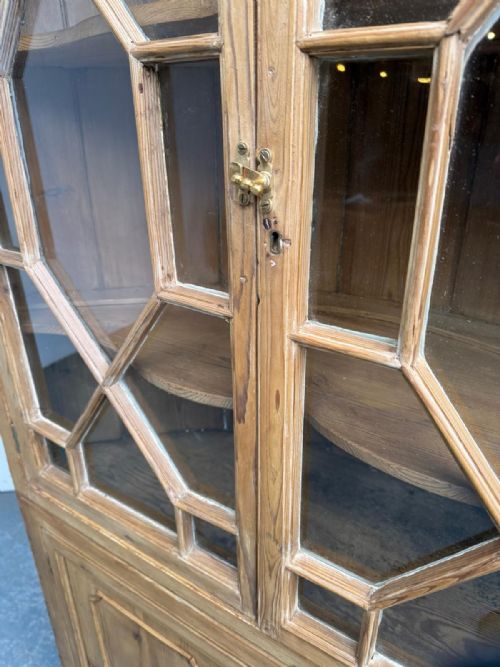 A RARE EARLY GEORGIAN ANTIQUE PINE ASTRAL GLAZED BARREL BACK 2 PIECE CABINET - ADDITIONAL PHOTO 6