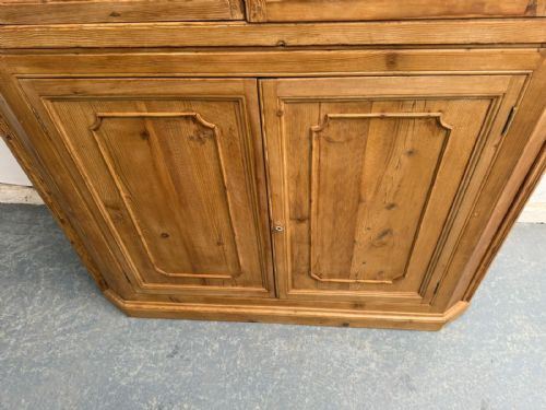 A RARE EARLY GEORGIAN ANTIQUE PINE ASTRAL GLAZED BARREL BACK 2 PIECE CABINET - ADDITIONAL PHOTO 7