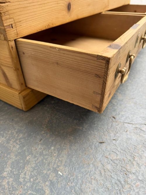 A QUALITY GEORGIAN ANTIQUEOLD PINE 2 DRAWER MULE CHEST - ADDITIONAL PHOTO 3
