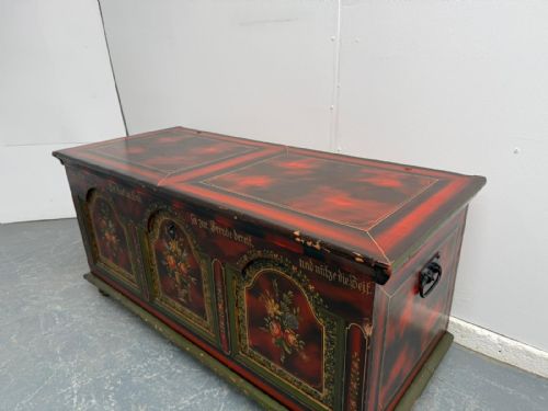 A PRETTY FLORAL ANTIQUE PINE HUNGARIAN PAINTED COFFER BOX - ADDITIONAL PHOTO 1