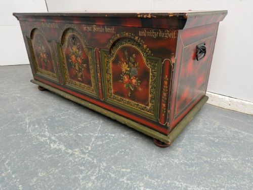 A PRETTY FLORAL ANTIQUE PINE HUNGARIAN PAINTED COFFER BOX - ADDITIONAL PHOTO 2
