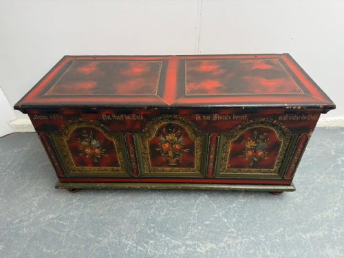 A PRETTY FLORAL ANTIQUE PINE HUNGARIAN PAINTED COFFER BOX - ADDITIONAL PHOTO 4