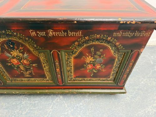 A PRETTY FLORAL ANTIQUE PINE HUNGARIAN PAINTED COFFER BOX - ADDITIONAL PHOTO 7