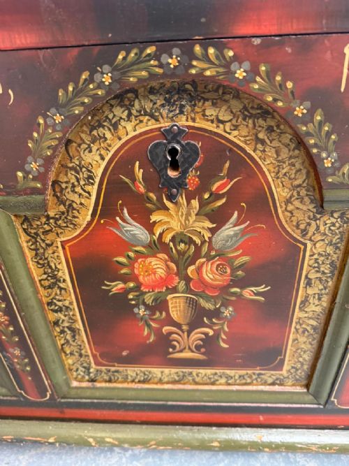 A PRETTY FLORAL ANTIQUE PINE HUNGARIAN PAINTED COFFER BOX - ADDITIONAL PHOTO 8