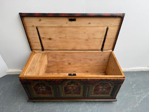A PRETTY FLORAL ANTIQUE PINE HUNGARIAN PAINTED COFFER BOX - ADDITIONAL PHOTO 11