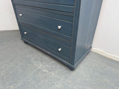 AN ORIGINAL ANTIQUE PINE VICTORIAN PAINTED BLUE CARVED 3 DRAWER CHEST OF DRAWERS - ADDITIONAL PHOTO 6