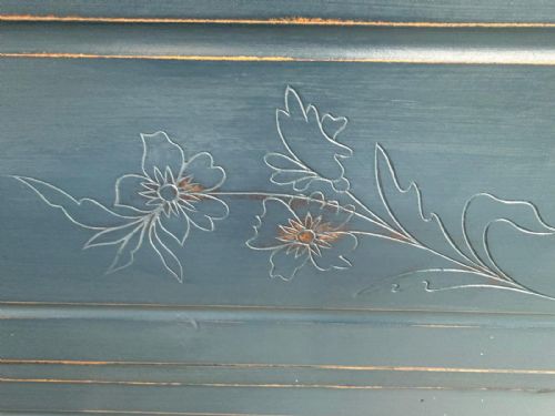 AN ORIGINAL ANTIQUE PINE VICTORIAN PAINTED BLUE CARVED 3 DRAWER CHEST OF DRAWERS - ADDITIONAL PHOTO 1