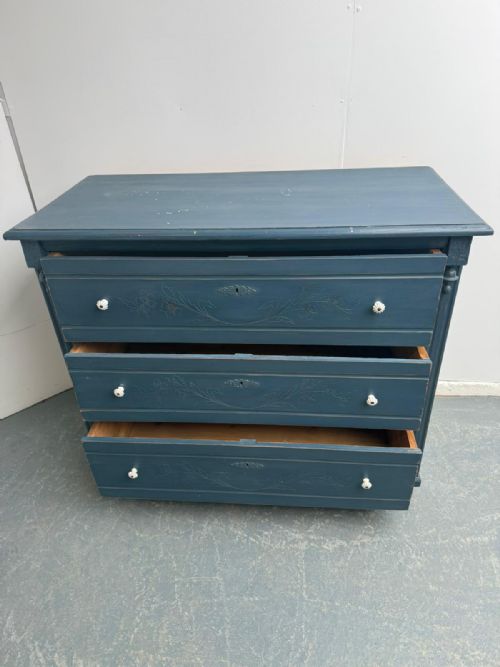 AN ORIGINAL ANTIQUE PINE VICTORIAN PAINTED BLUE CARVED 3 DRAWER CHEST OF DRAWERS - ADDITIONAL PHOTO 2