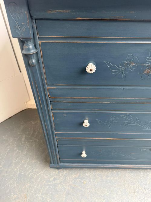 AN ORIGINAL ANTIQUE PINE VICTORIAN PAINTED BLUE CARVED 3 DRAWER CHEST OF DRAWERS - ADDITIONAL PHOTO 3
