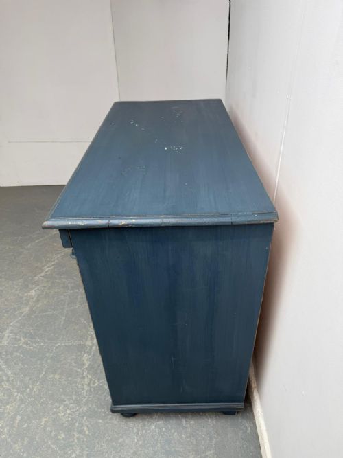 AN ORIGINAL ANTIQUE PINE VICTORIAN PAINTED BLUE CARVED 3 DRAWER CHEST OF DRAWERS - ADDITIONAL PHOTO 4