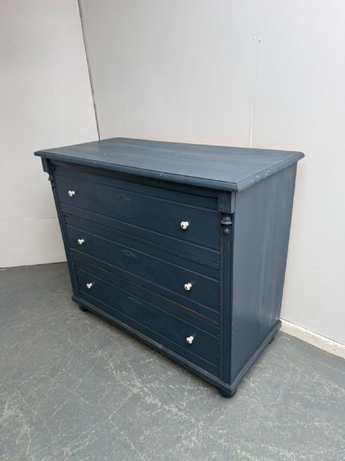 AN ORIGINAL ANTIQUE PINE VICTORIAN PAINTED BLUE CARVED 3 DRAWER CHEST OF DRAWERS