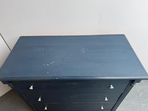 AN ORIGINAL ANTIQUE PINE VICTORIAN PAINTED BLUE CARVED 3 DRAWER CHEST OF DRAWERS - ADDITIONAL PHOTO 7